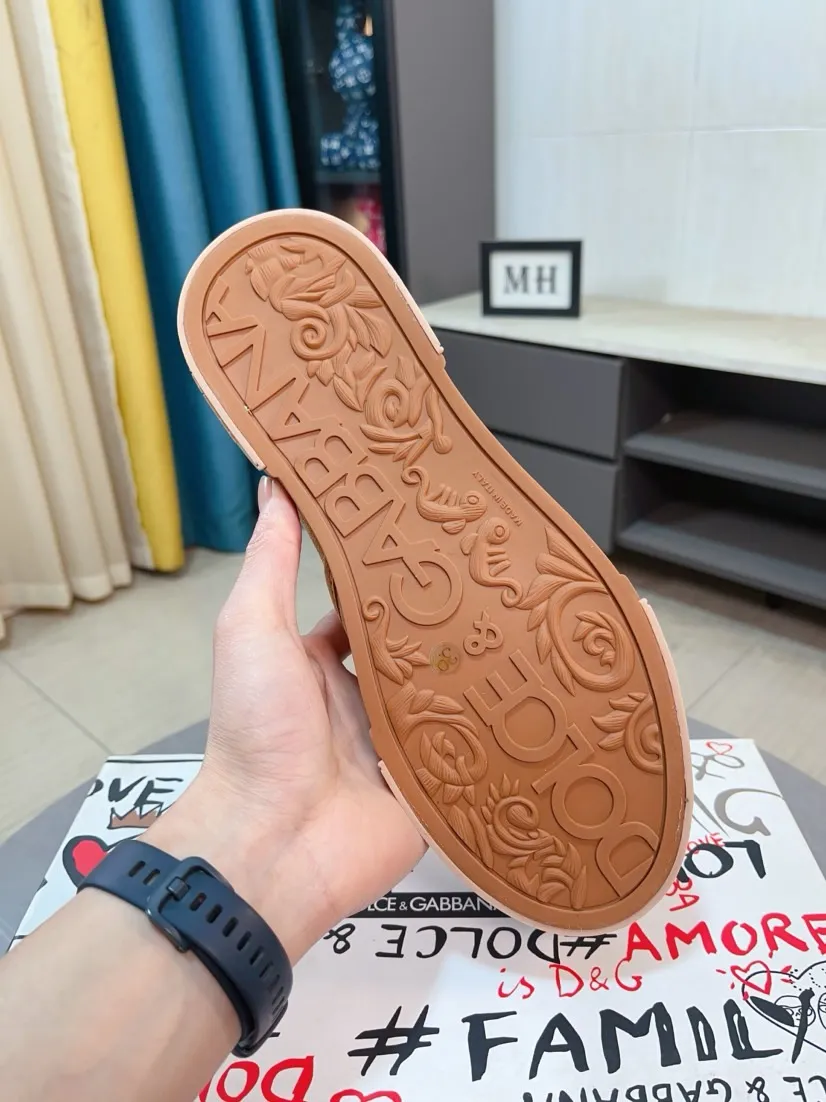 Men's shoes 💰440🌹🌹"Dolce & Gabbana DG" original imported first-layer cowhide ➕ sheepskin lining, light on the foot, comfortable, versatile, original special outsole 🔥favored by trendy men, welcome to compare quality 🔥exquisite luxury, super A level! Version comparison, no difference at all! Code number 38-46